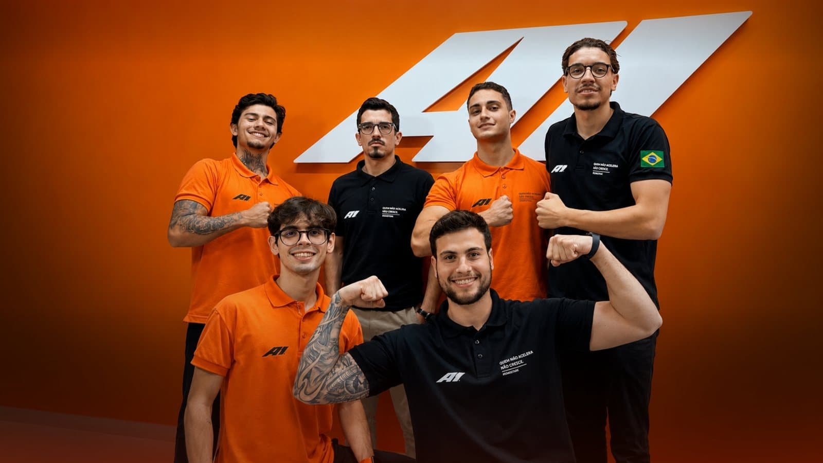 O time da Acelera Car A1, de uniforme, em frente ao logo A1